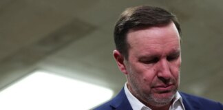 Sen. Murphy Faces Backlash Over Post Suggesting Support for Iran’s Blockade Evasion